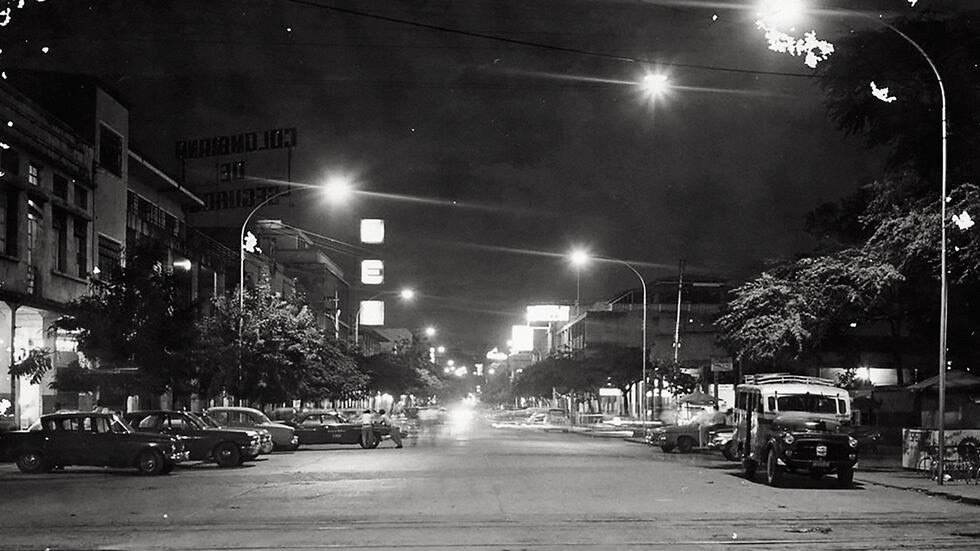 Calle antigua de Girardot de noche con vehículos y alumbrado urbano