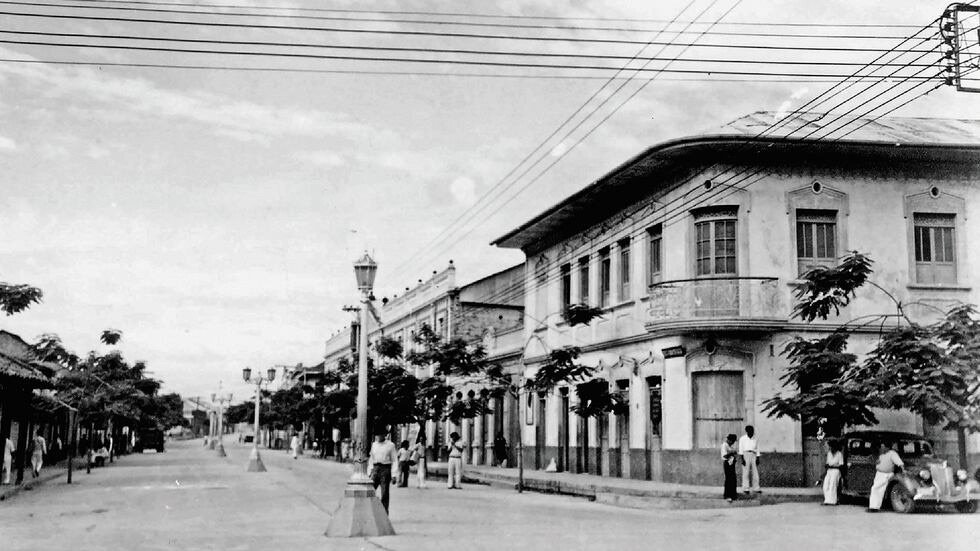 Vista antigua del Hotel Unión y una calle del centro histórico de Girardot