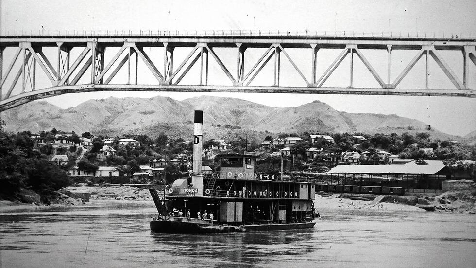 Barco histórico sobre el río Magdalena bajo el puente férreo de Girardot y Flandes