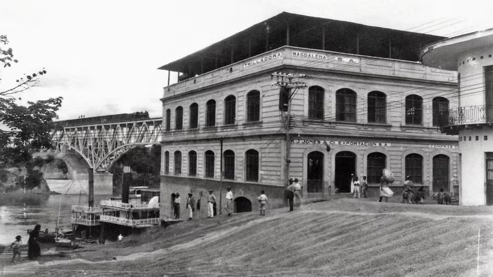 Trilladora Magdalena en Girardot con embarcadero y puente histórico al fondo